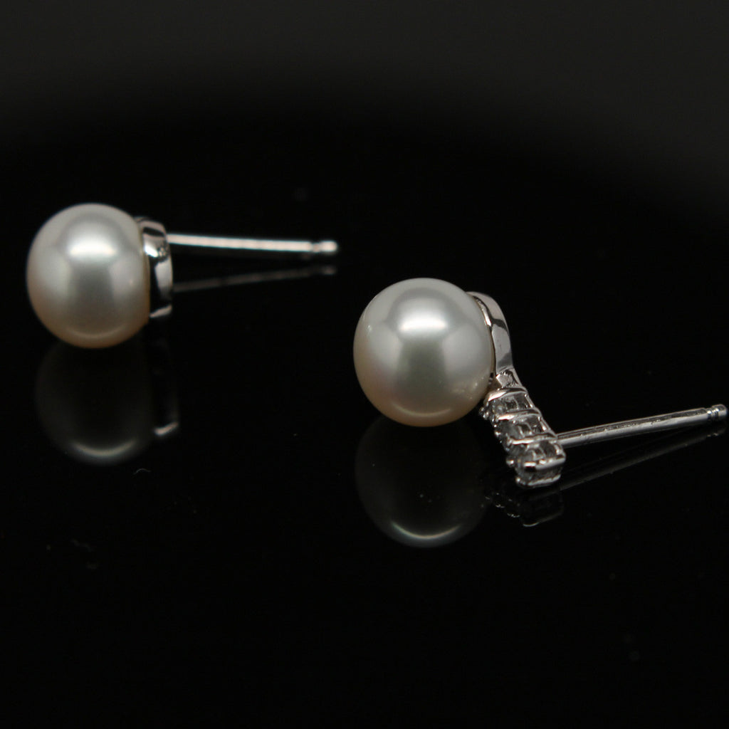 Freshwater pearl stud earrings - White