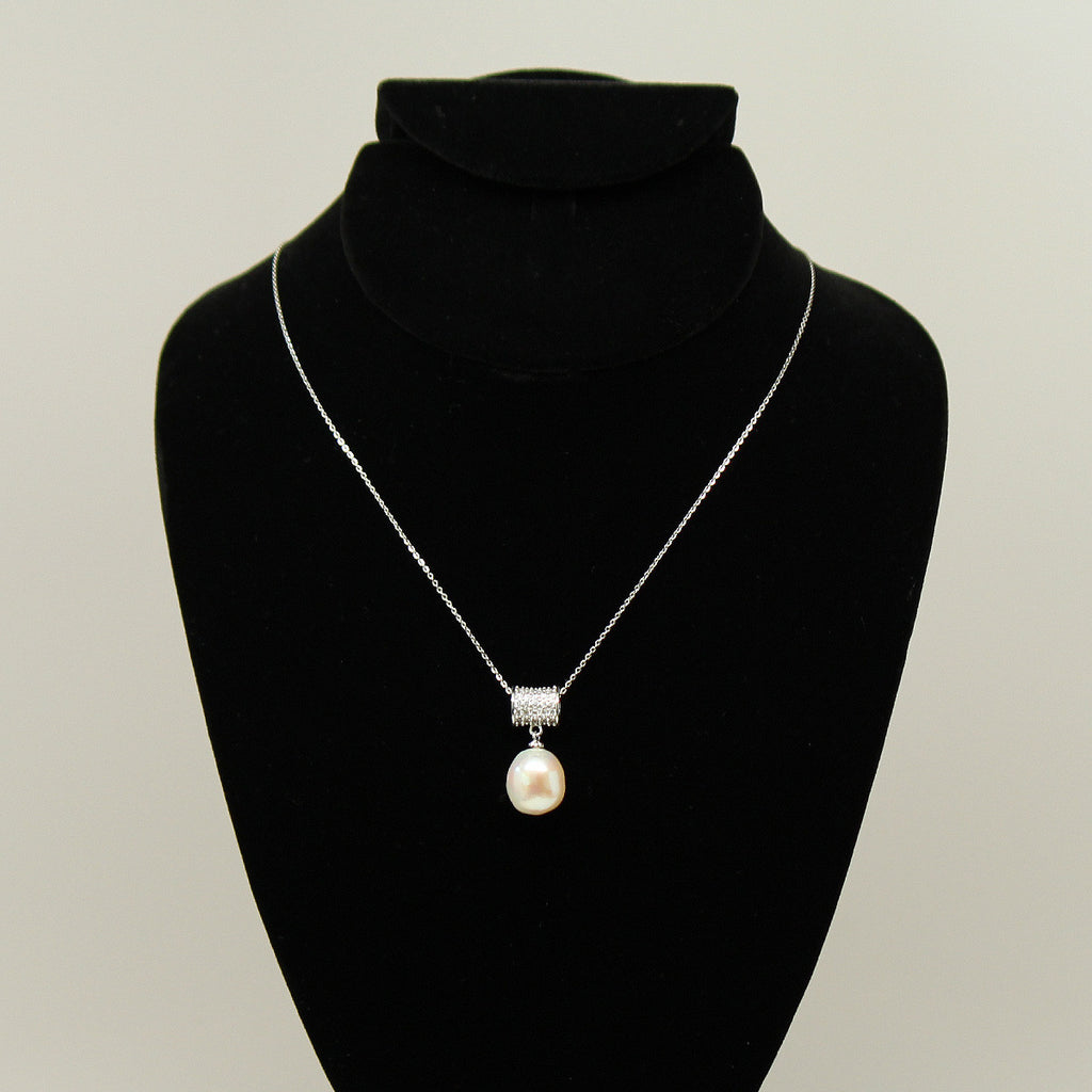 Freshwater pearl pendant head over heals - Silver chain