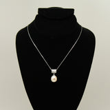 Freshwater pearl pendant head over heals - Silver chain