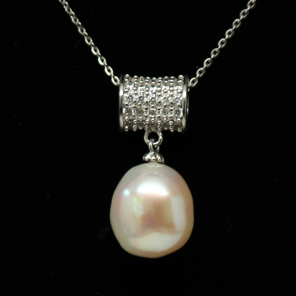 Freshwater pearl pendant head over heals - Silver chain