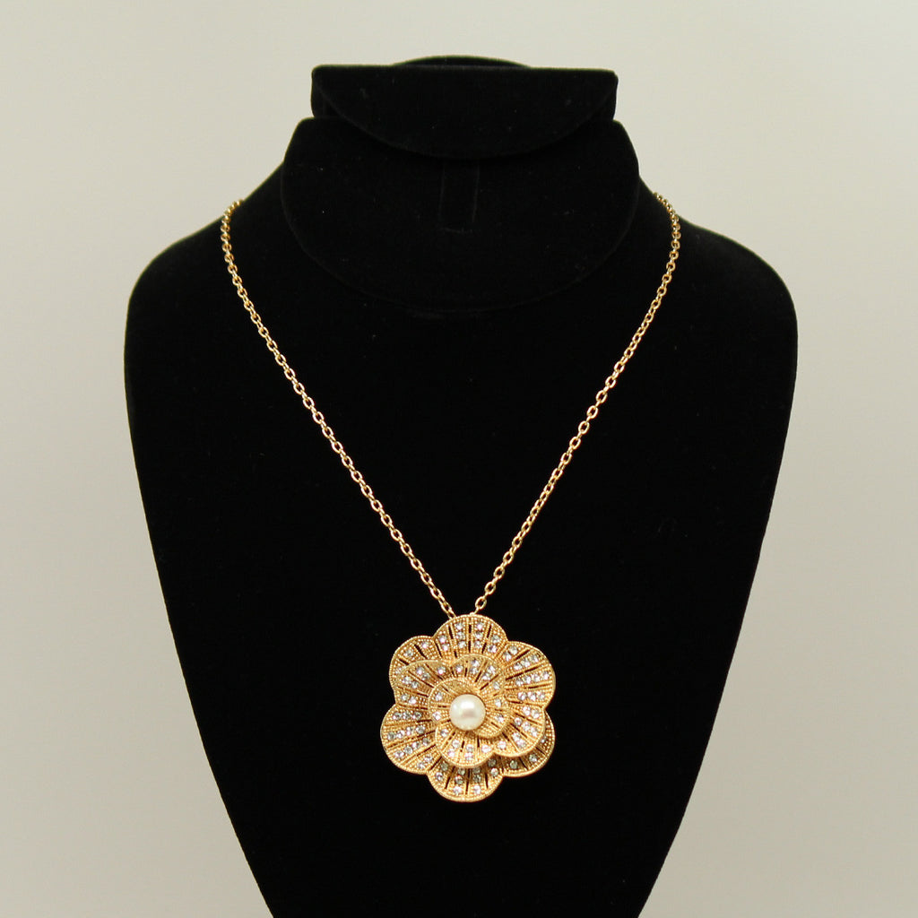 Freshwater pearl - Gold camellia shaped brooch