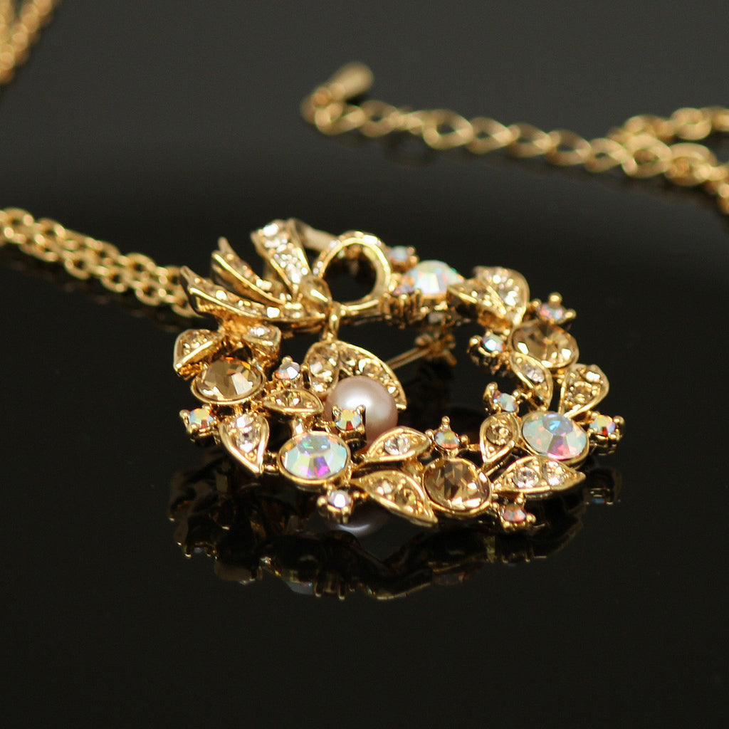 Freshwater pearl - Gold crown shaped brooch