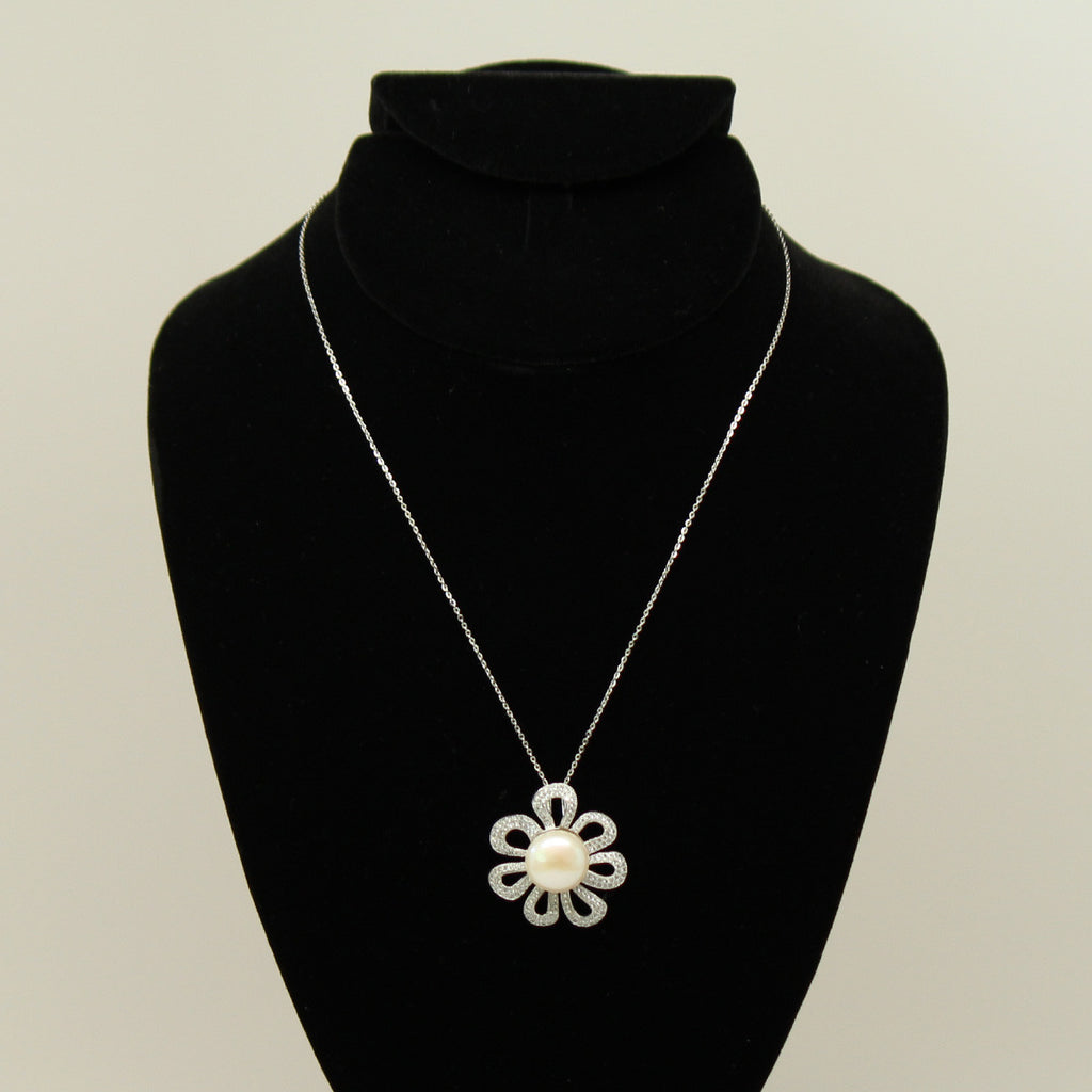 Freshwater pearl pendant radiant flower - Silver chain