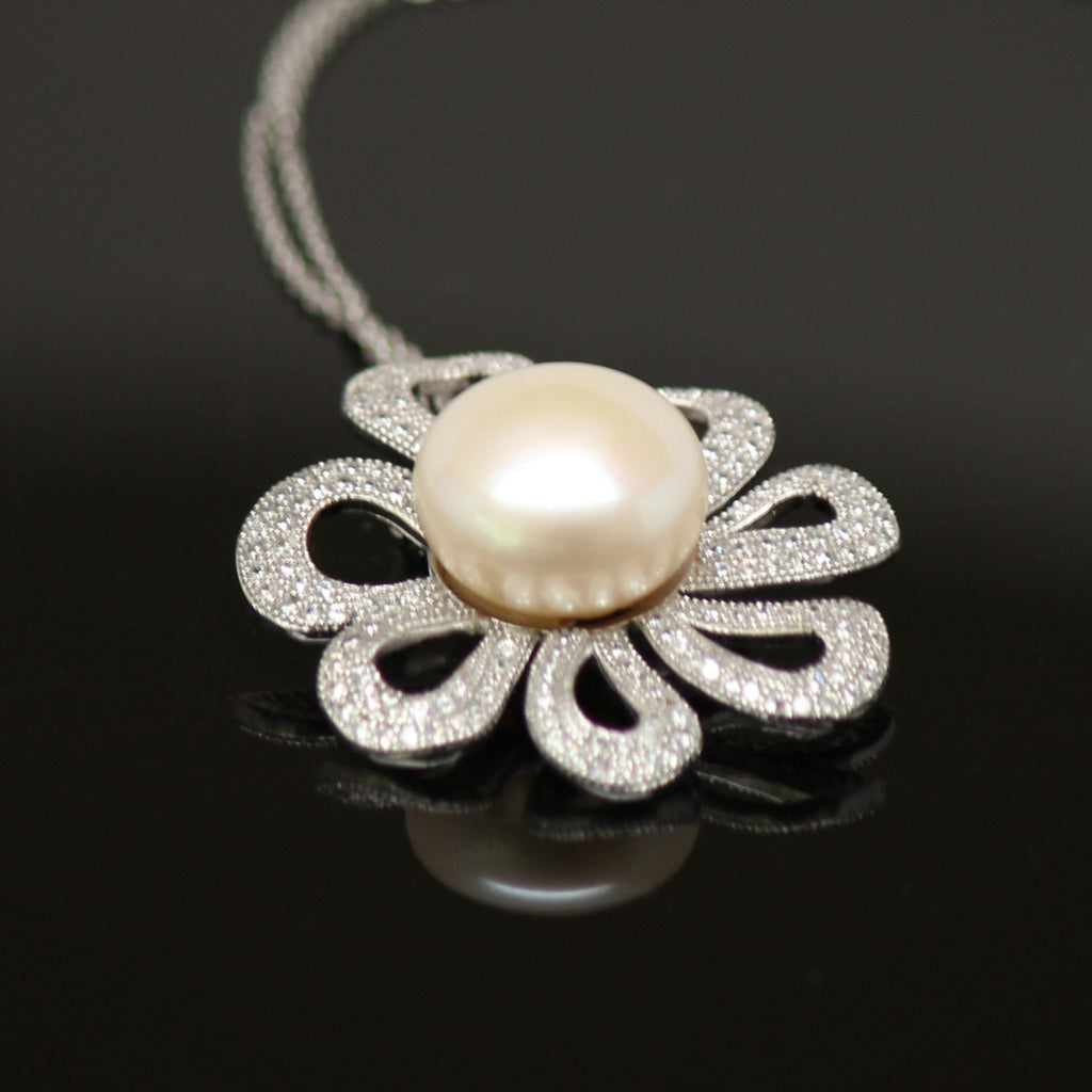 Freshwater pearl pendant radiant flower - Silver chain