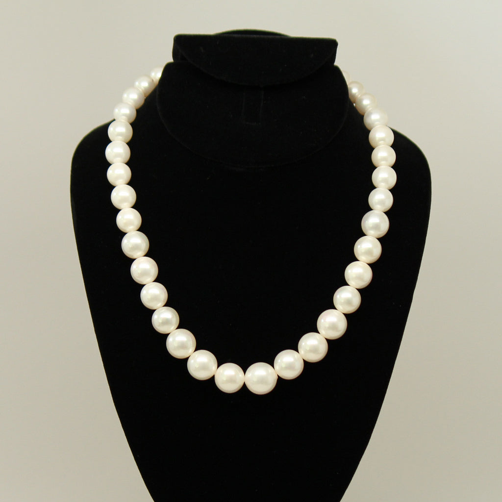 Synthetic pearl necklace and earring set - White